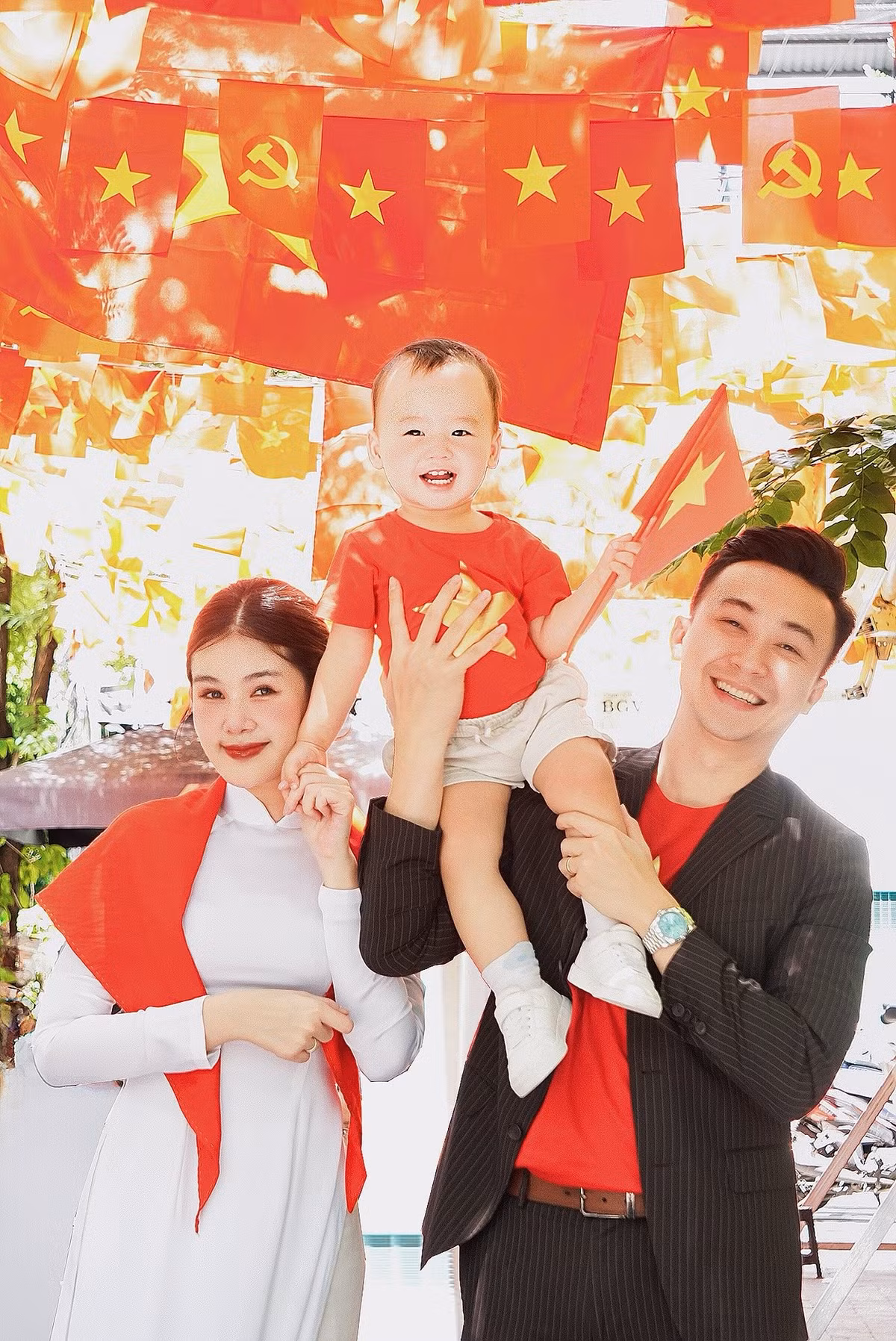 Ngân Anh cùng MC Phan Tô Ny và bé Tino hào hứng hướng về ngày Quốc khánh 2/9. Nàng hậu viết: "Xin gửi trọn lòng biết ơn đến những con người đã viết nên lịch sử và cũng xin được gửi gắm niềm tin vào những mầm non như em bé Tino – thế hệ tương lai sẽ tiếp nối và lan tỏa tinh thần ấy".