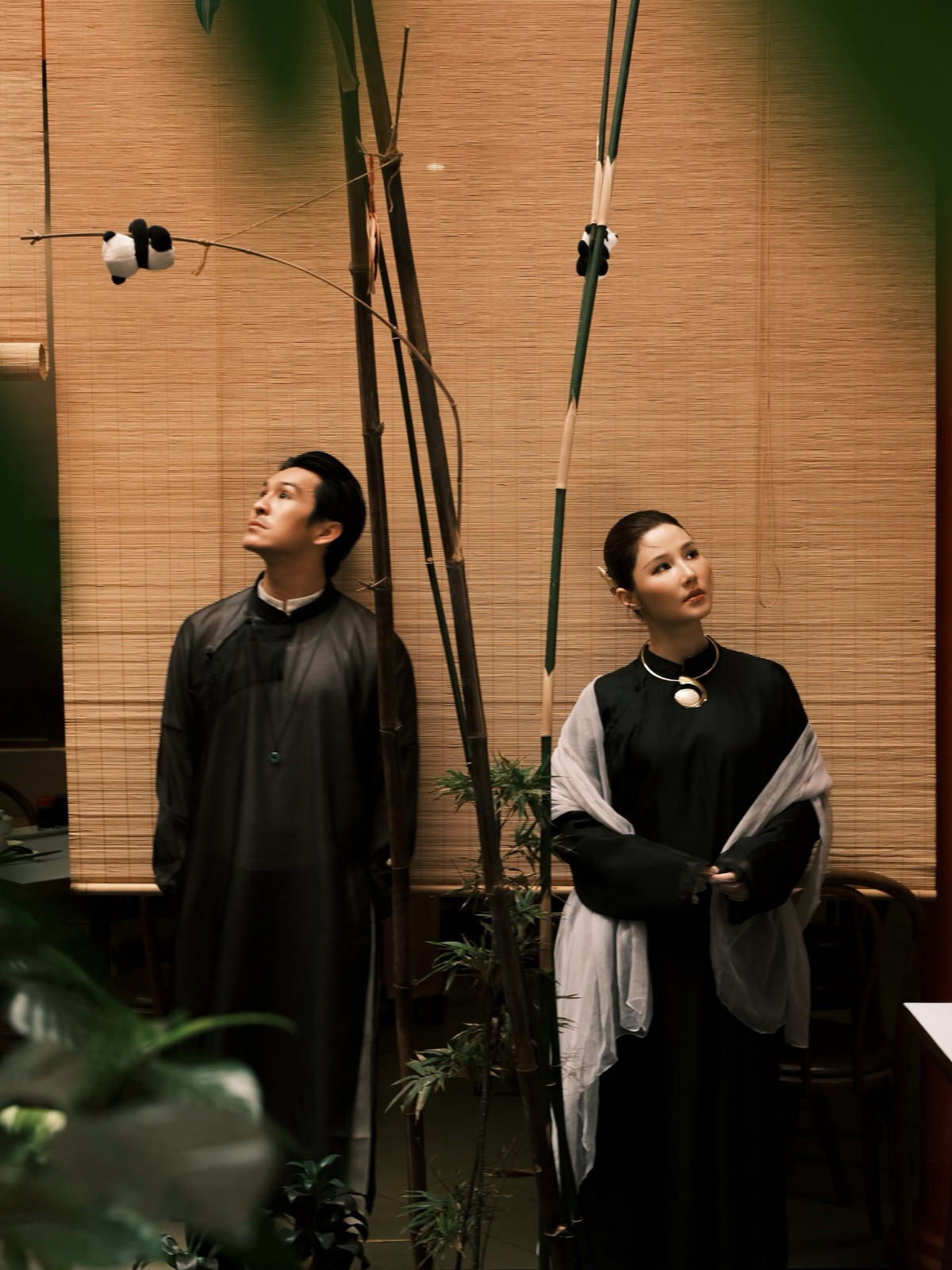 Diễm My 9x và Thiên Minh trở thành bạn thân sau khi đóng chung bộ phim Mùa hè sôi động. Mới đây, cả hai thực hiện bộ ảnh Tết để kỷ niệm hành trình gắn bó suốt nhiều năm. Ảnh: Tùng Salie.