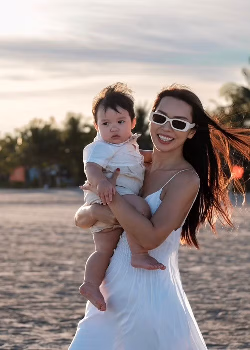 Con trai Hà Anh trộm vía bụ bẫm. Siêu mẫu cho biết, bé Luca hợp tác trong việc ăn uống.