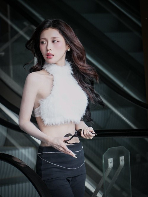 Nữ ca sĩ ngày càng hoàn thiện diện mạo. Sống mũi cao, khuôn mặt thon gọn cùng đường nét sắc sảo mang đến cho cô vẻ ngoài đậm chất “điện ảnh”.