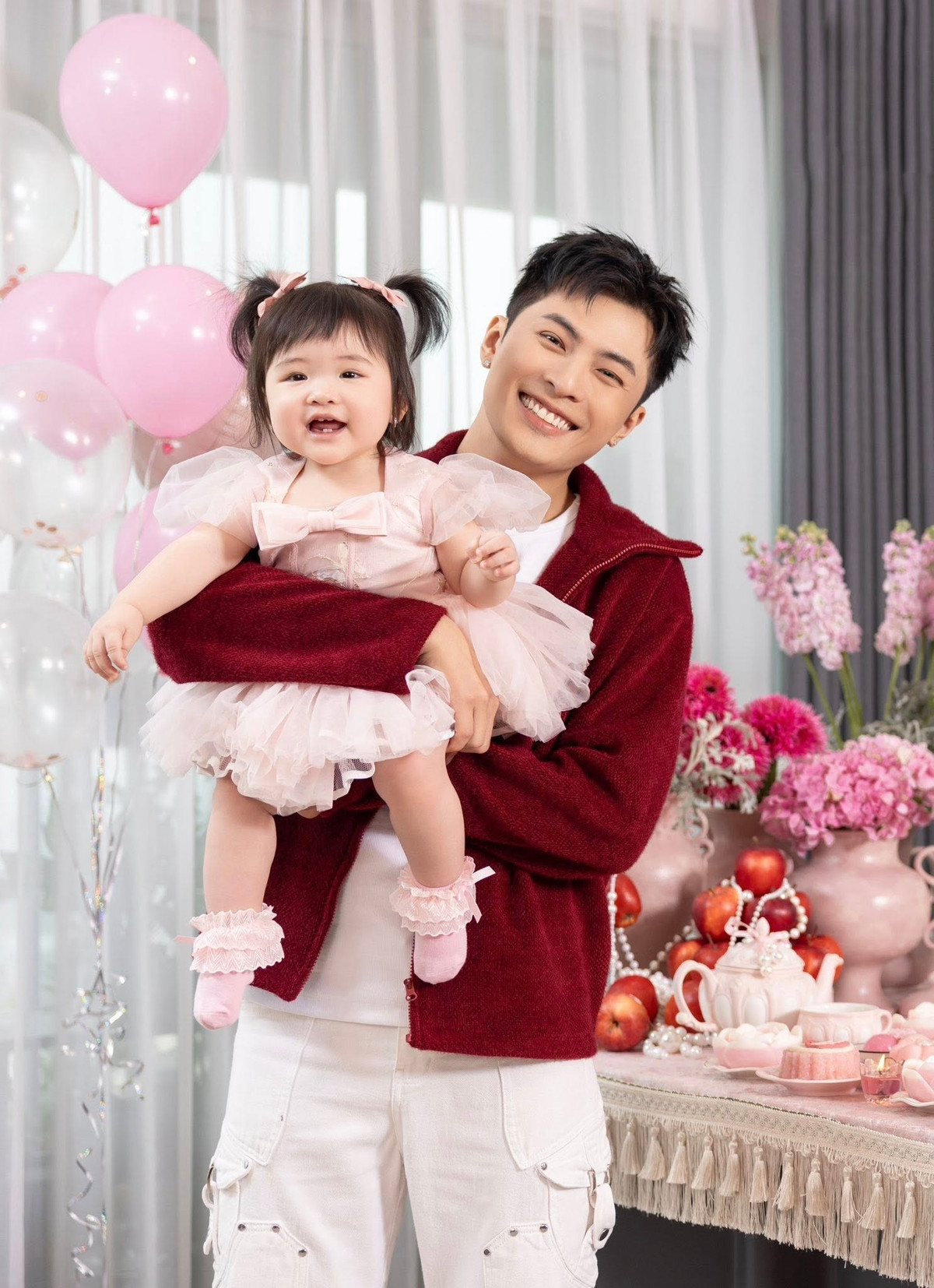 Bé Anya được nhận xét thừa hưởng nhiều nét đẹp từ bố mẹ như làn da sáng, gương mặt tròn trịa và biểu cảm linh hoạt. Ảnh: FB Gin Tuấn Kiệt.