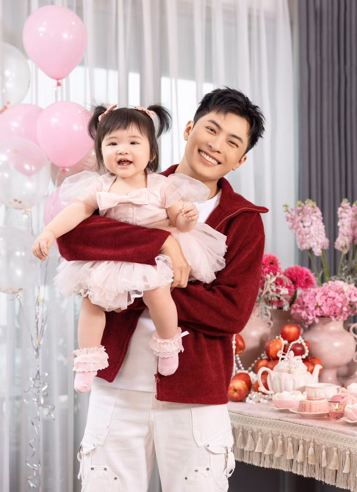 Bé Anya được nhận xét thừa hưởng nhiều nét đẹp từ bố mẹ như làn da sáng, gương mặt tròn trịa và biểu cảm linh hoạt. Ảnh: FB Gin Tuấn Kiệt.