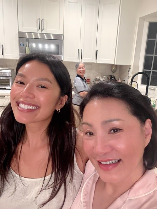 Những năm gần đây, trên trang cá nhân, Hồng Đào thường chia sẻ khoảnh khắc đời thường như chơi thể thao cùng con gái, vào bếp nấu ăn hay chạy bộ để giữ sức khỏe. Ảnh: FB Hồng Đào.