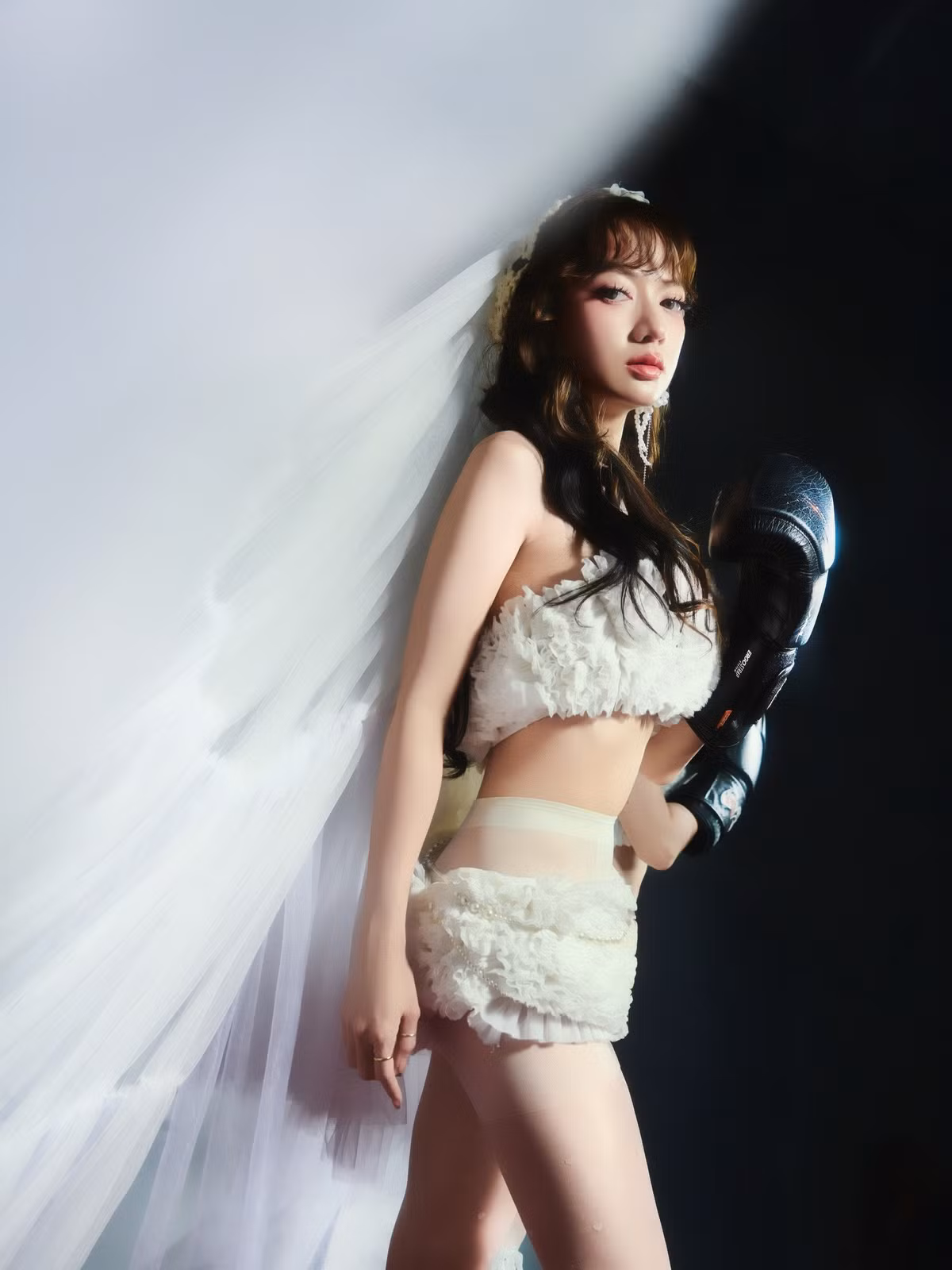 Những ngày này, cái tên Xuân Nghi được nhắc đến nhiều hơn thường lệ khi cô nhận lời cầu hôn từ bạn trai. Mới đây, trên trang cá nhân, nữ ca sĩ chia sẻ loạt ảnh diện váy cưới.