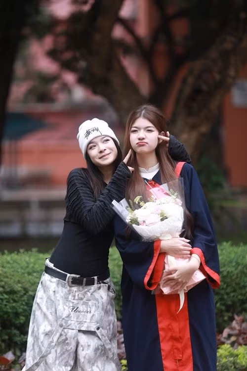 Hương Anh chụp ảnh kỷ yếu bên gia đình trong ngày bế giảng. Ảnh: FB Lan Anh.