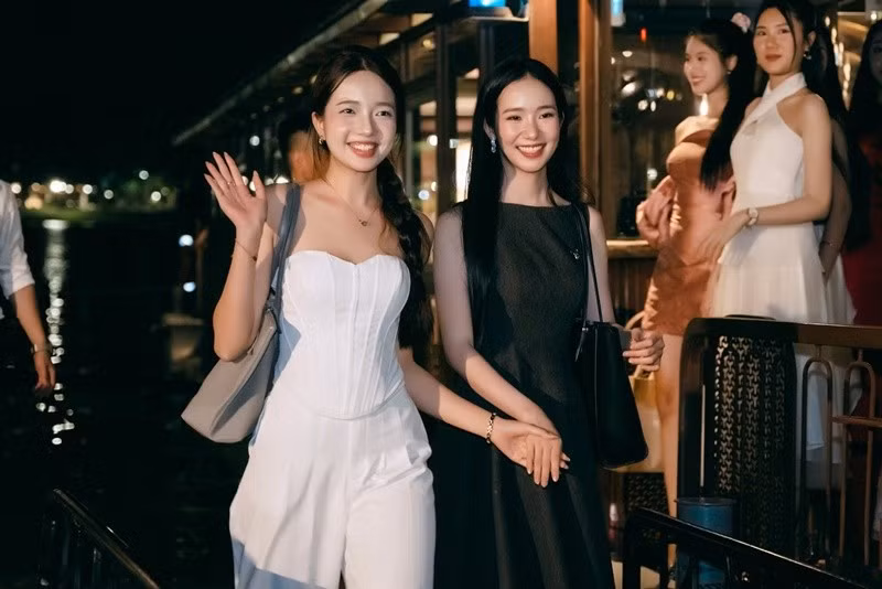 Người đẹp chia sẻ: "Nhìn lại khoảng thời gian song song giữa việc học và tham gia cuộc thi Hoa hậu Việt Nam 2024, em thật sự biết ơn vì mình không hề đơn độc trên chặng đường này. Em xin gửi lời cảm ơn chân thành đến các thầy cô giáo, tập thể lớp đã luôn ủng hộ và tạo điều kiện để em được yên tâm theo đuổi ước mơ của mình". Ảnh: FB Thanh Bình.