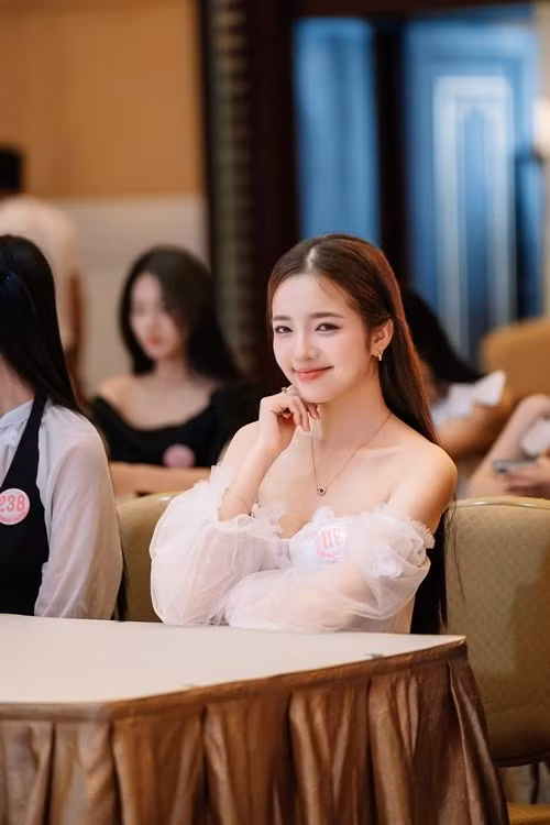 Thanh Bình gửi lời cảm ơn đặc biệt đến nghệ sĩ Ngọc Trinh - giảng viên bộ môn Kỹ thuật biểu diễn: "Cô không chỉ giảng dạy về chuyên môn, mà còn cho em cảm giác được tin tưởng và nâng đỡ. Trong suốt quá trình vừa qua cô giáo động viên, ủng hộ em trên chặng hành trình tham gia cuộc thi Hoa hậu Việt Nam 2024. Cô tạo điều kiện hỗ trợ em cũng như chỉ dạy những điều cần thiết nhất. Em sẽ luôn trân trọng và biết ơn điều đó". Ảnh: FB Thanh Bình.