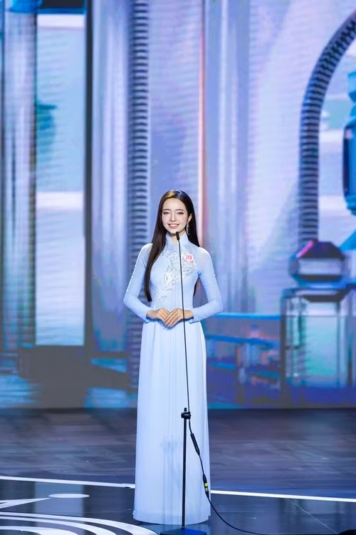 Thanh Bình còn giành Giải nhất cuộc thi ảnh Vẻ đẹp nữ sinh trường THPT Gio Linh 2021, là Đại sứ Du lịch thân thiện với cộng đồng năm 2021 của tỉnh Quảng Trị. Ảnh: FB Thanh Bình.