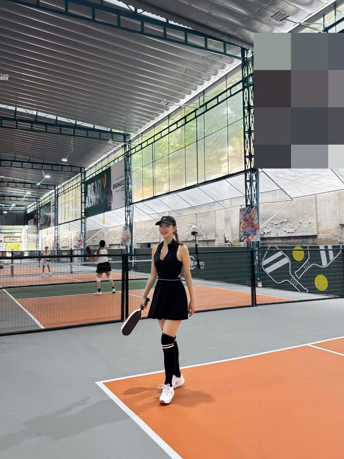 Minh Hằng nói thêm: “Ban đầu, vợ chồng tôi mở vài sân để chơi. Khi mở ra, chúng tôi nhận thấy phong trào rất sôi nổi. Vì thế, gia đình đã có cụm 12 sân và đang xây thêm 12 sân nữa".