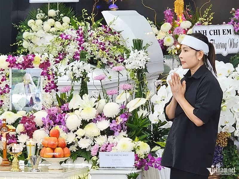 Vợ thứ 4 của nhạc sĩ Thế Hiển - bà Kim Phượng túc trực trong đám tang. Ảnh: Vietnamnet.