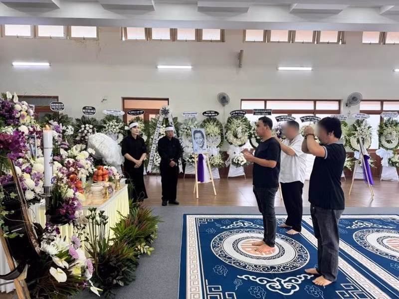 Lễ viếng nhạc sĩ Thế Hiển bắt đầu từ chiều ngày 4/10. Có mặt trong đám tang, MC Quyền Linh không giấu được sự đau buồn. Ảnh: FB Quyền Linh.