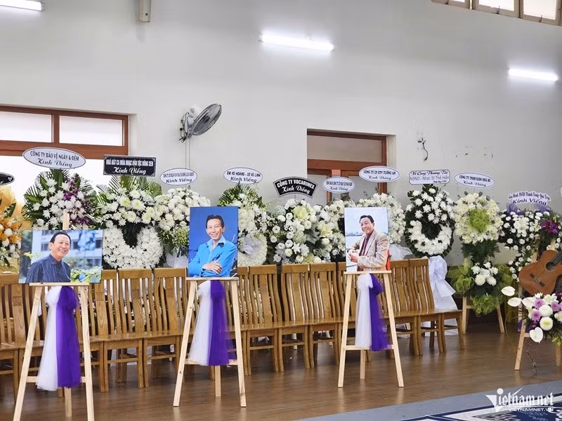 Theo Vietnamnet, đám tang NSND Thế Hiển có vợ đầu - bà Minh Thu, vợ hiện tại - bà Kim Phượng, con trai - nhạc sĩ Bảo Huy, con gái - ca sĩ Lan Anh, các cháu nội, cháu ngoại và họ hàng. Ảnh: Vietnamnet.