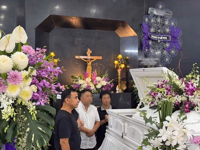 Quyền Linh nhớ lại kỷ niệm với nhạc sĩ Thế Hiển. Anh viết trên trang cá nhân: "Có 1 ca khúc đặc biệt của chương trình Vượt lên chính mình mà anh và em đã cùng lên ý tưởng, ca khúc ấy đã dãi nắng dầm mưa suốt mười mấy năm khắp mọi nẻo đường đất nước để lan tỏa những năng lượng tích cực trong cuộc sống". Ảnh: FB Quyền Linh.