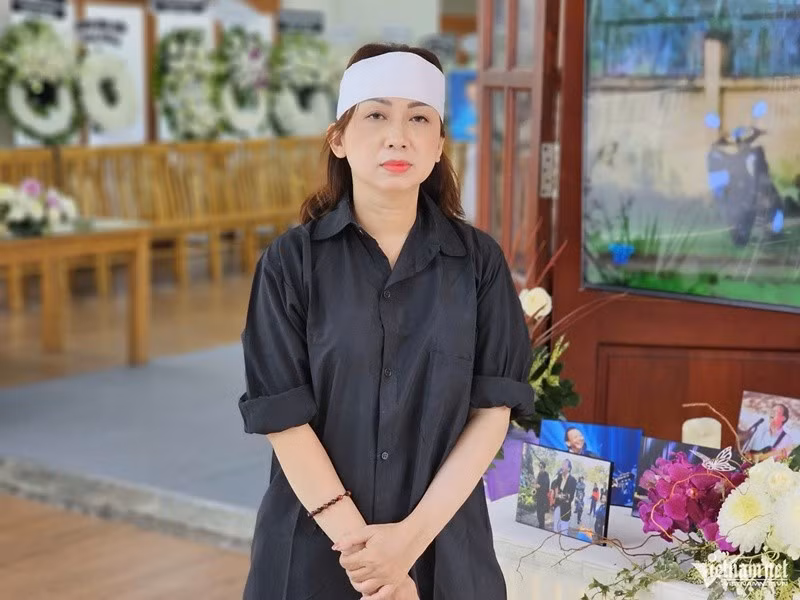 Ca sĩ Lan Anh - con gái nhạc sĩ Thế Hiển nén đau buồn để lo tang lễ. Ảnh: Vietnamnet.