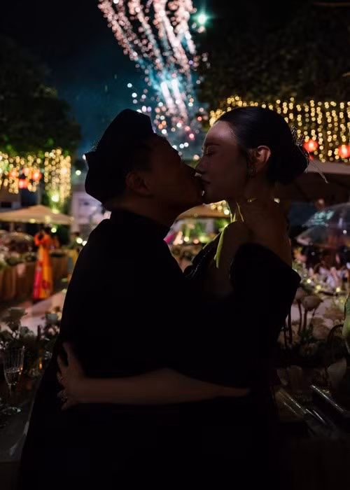 Vợ chồng Phương Oanh còn khóa môi trong tiệc sinh nhật của hai con.