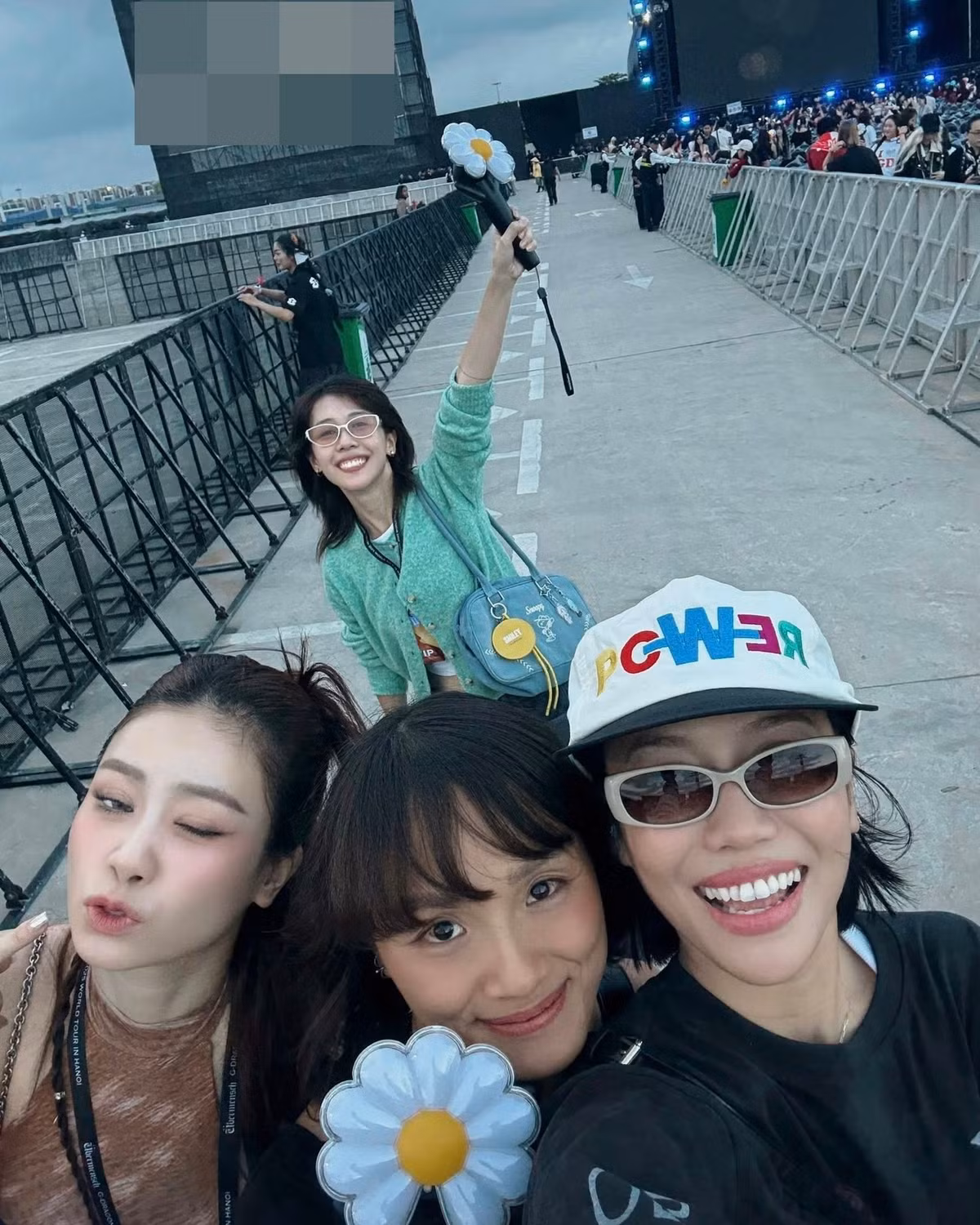 Diệu Nhi xem concert cùng Dương Hoàng Yến, Hậu Hoàng. Ảnh: FB Diệu Nhi.