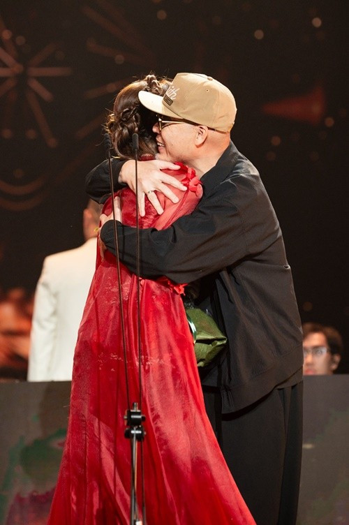 Sau khi đoạt giải, Hòa Minzy nhắc đến nhạc sĩ Huy Tuấn. Cô viết: "Thầy Huy Tuấn ơi, Hòa làm được rồi. Chứng minh lòng tin của thầy dành cho Hòa vào 12 năm trước là không sai. Thầy biết không, điều tuyệt vời nhất trong lễ trao giải tối hôm qua đó chính là được nhận giải thưởng từ thầy. Em đã đợi rất rất lâu để có khoảnh khắc này. Một khoảnh khắc mà mình nhận ra năm ấy có một người đã lựa chọn tin tưởng mình, hôm nay họ tự hào vì mình". Ảnh: FB Hòa Minzy.