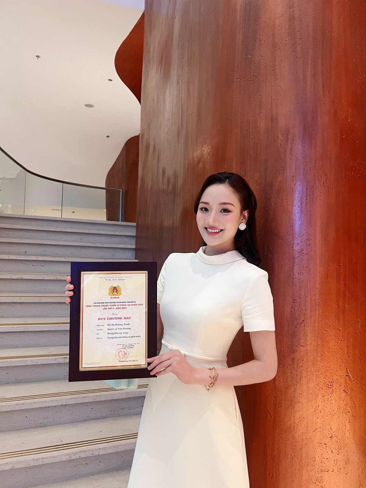 Tháng 7/2025, tại bế mạc Liên hoan Nghệ thuật Sân khấu chuyên nghiệp toàn quốc 2025, nàng hậu giành huy chương Bạc cho vai diễn trong vở Hoàng hôn rực nắng. Ảnh: FB Phương Thanh.