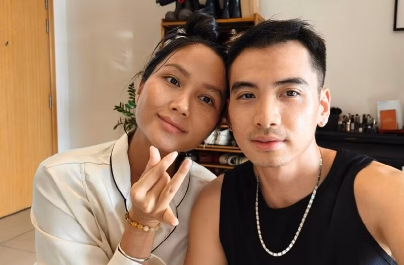 "Hôm nay, vợ mình lại nói nhỏ vào tai: "Anh cắt tóc đẹp trai quá". Rồi chuyện gì đến cũng đến, mình cười cảm ơn vợ và đi nấu ăn tiếp", Tuấn Khôi cho biết. Ảnh: FB Tuấn Khôi.