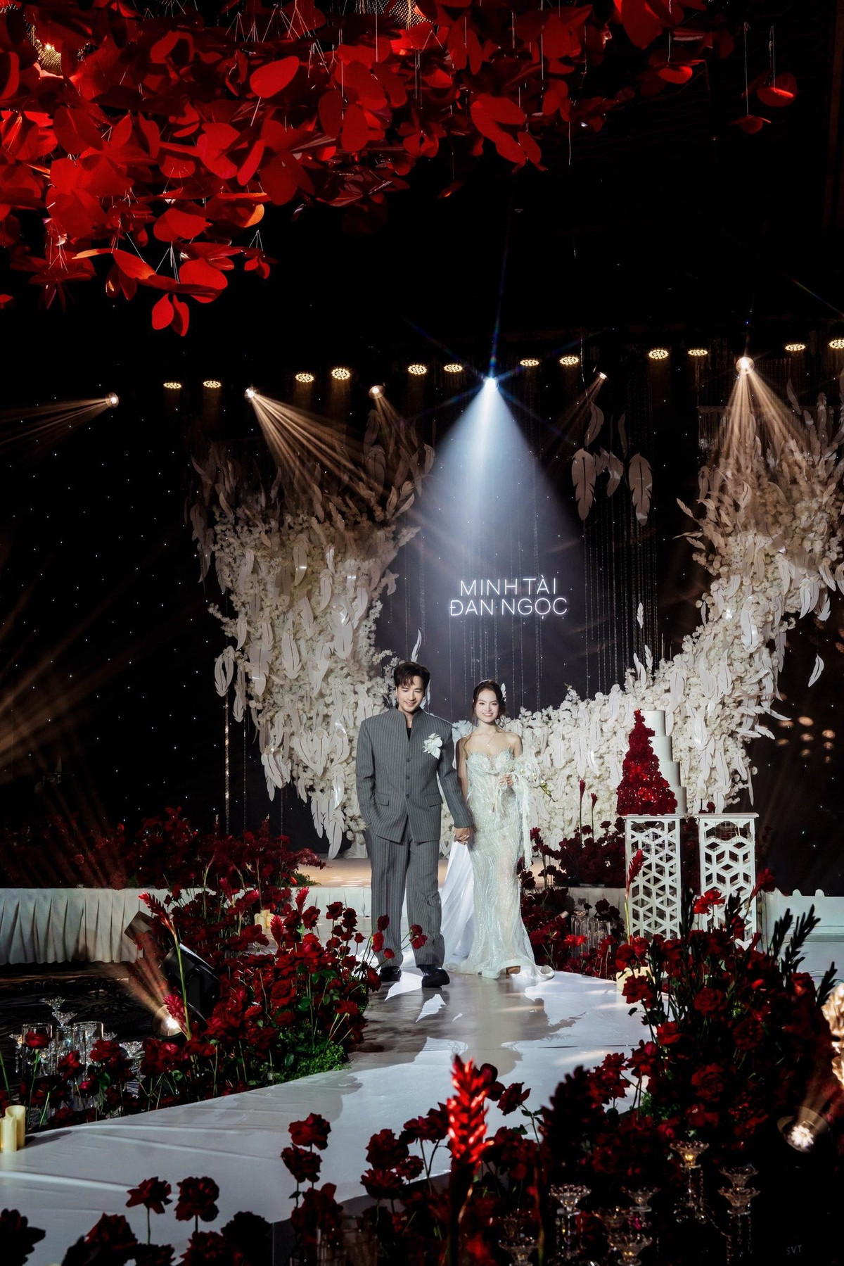 "MC Nguyễn Cao Kỳ Duyên, ca sĩ Thanh Hà, nhạc sĩ Phương Uyên bay từ Mỹ, em siêu mẫu Bảo Trúc và hai con từ Đức. Những chuyến bay ấy không chỉ là khoảng cách địa lý, mà là một món quà rất lớn về tình cảm. Tài và Ngọc xin ghi nhớ suốt đời", nam diễn viên bày tỏ.