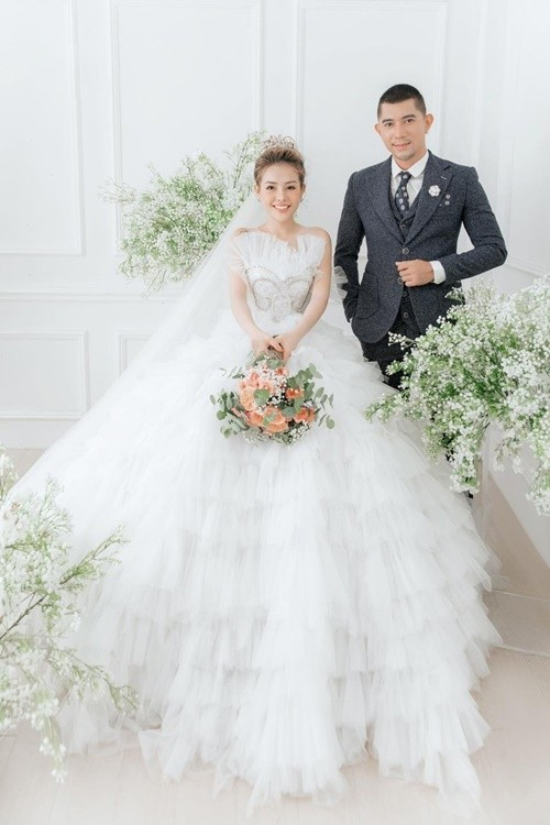 Cặp đôi chênh nhau 16 tuổi chọn ngày 9/7 để đăng ký kết hôn vì đây là cột mốc kỷ niệm 7 năm gắn bó. Ảnh: Du Lịch TP HCM.