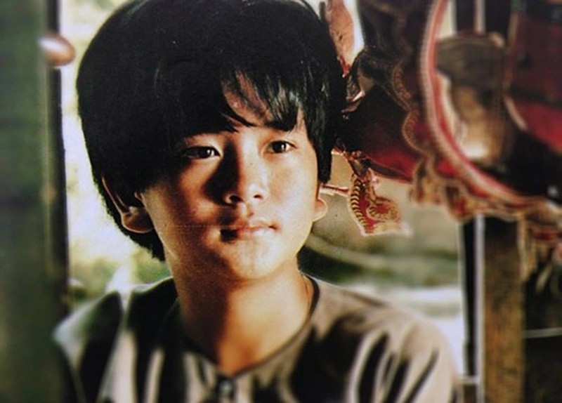 Khi còn nhỏ, Hùng Thuận nổi tiếng với vai diễn bé An trong phim Đất phương Nam. Nam diễn viên chia sẻ trên Người Lao Động, quay phim xong hay ăn trưa xong, anh thường chạy đi chơi, tắm sông. Ảnh: Người Lao Động.