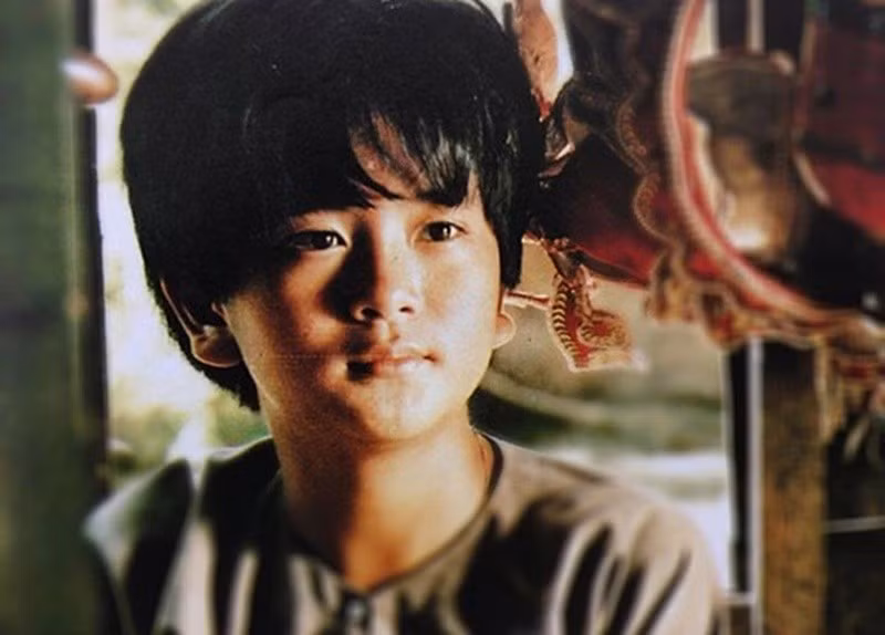 Khi còn nhỏ, Hùng Thuận nổi tiếng với vai diễn bé An trong phim Đất phương Nam. Nam diễn viên chia sẻ trên Người Lao Động, quay phim xong hay ăn trưa xong, anh thường chạy đi chơi, tắm sông. Ảnh: Người Lao Động.