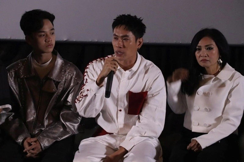 “Tôi mất cha từ sớm nên kỷ niệm giữa hai cha con không nhiều. Tôi cũng chưa có con nên việc thể hiện cảm xúc của người cha dành cho con là thử thách lớn. Xem lại phim, tôi nhớ cha nên không kìm được cảm xúc”, nam diễn viên bày tỏ. Ảnh: Người Lao Động.