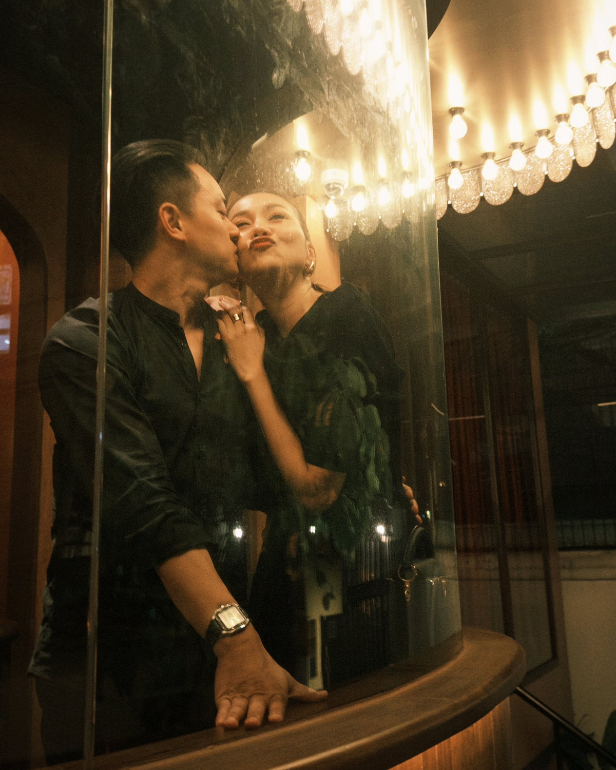 Trong cuộc phỏng vấn với Znews, Thanh Hằng cho biết, vợ chồng cô đều có cá tính mạnh khi làm việc nhưng lại rất hòa hợp, phân chia việc nhà rõ ràng, người dọn đồ ăn, người dọn dẹp, lau chùi, tưới cây.