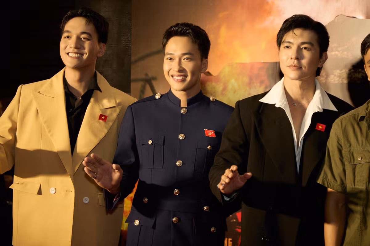 Lâm Thanh Nhã, Đỗ Nhật Hoàng và Steven Nguyễn khoe vẻ điển trai khi tham gia một hoạt động quảng bá phim Mưa đỏ cách đây ít ngày.