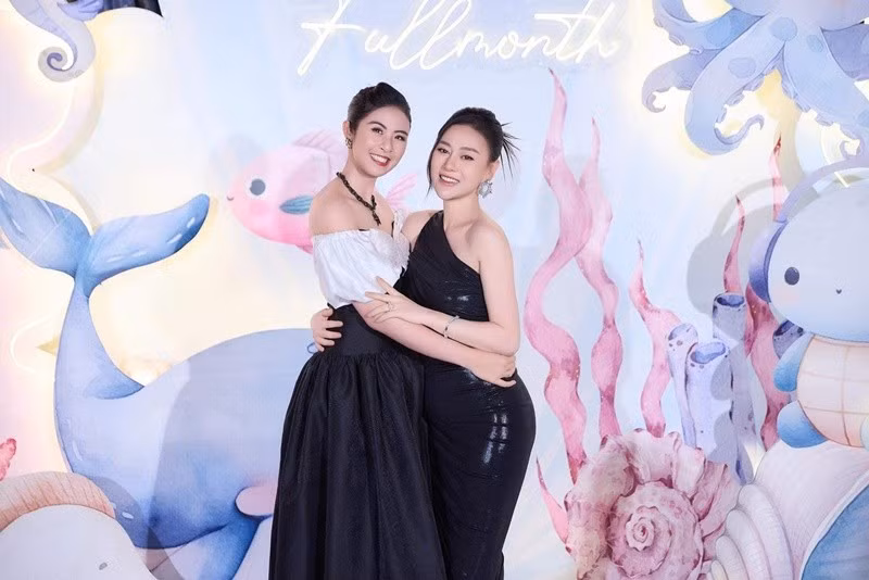 Ngọc Hân làm MC trong tiệc đầy tháng của hai con Phương Oanh.