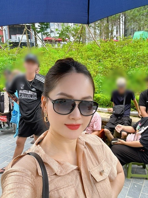 Lan Phương cho biết, hiện tại cô ổn hơn rất nhiều. Nữ diễn viên đang quay phim mới. Nhân vật của Lan Phương là người phụ nữ quyền lực, thông minh, giàu có và điên tình. Ảnh: FB Lan Phương.