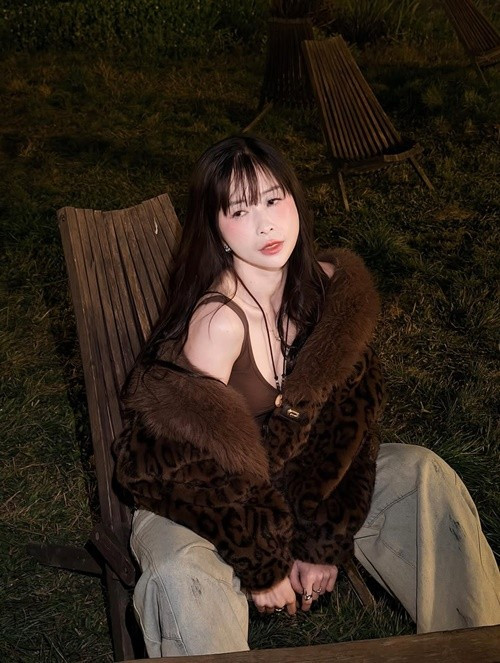 Không cần tạo dáng cầu kỳ, thần thái điềm tĩnh của một vận động viên lâu năm vẫn đủ giúp cô nổi bật trong từng khung hình.