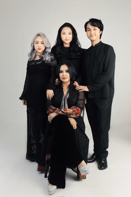 Năm 19 tuổi, diva Thanh Lam hạ sinh con gái đầu lòng Hồng Vân. Mẹ của Thanh Lam từng chia sẻ về Hồng Vân: "Con bé cũng mạnh mẽ như mẹ Thanh Lam vậy, bà hướng cho học piano ở Nhạc viện thì nó học lý luận sáng tác. Học xong hướng cho nó đi làm để có cuộc sống bình thường thì nó lại sang Australia học về thiết kế nội thất". Ảnh: FB Thanh Lam.