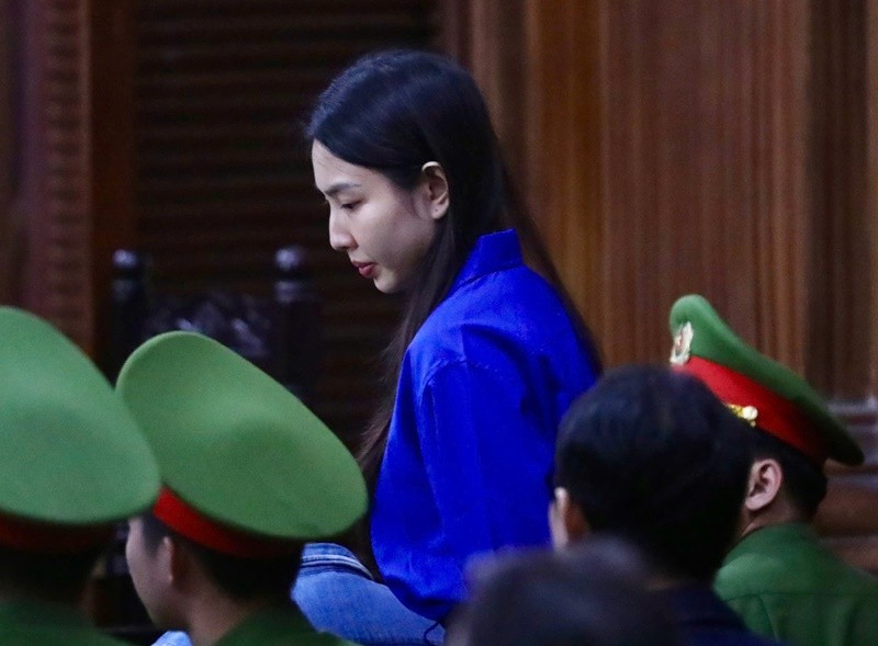 Tại tòa, Thùy Tiên khai không biết vùng nguyên liệu như thế nào khi quảng cáo về kẹo Kera. Ban đầu vốn góp là 25%, sau phiên livestream đầu tiên, Thùy Tiên là người đề xuất nâng mức vốn góp lên 30%. Ảnh: Tiền Phong.