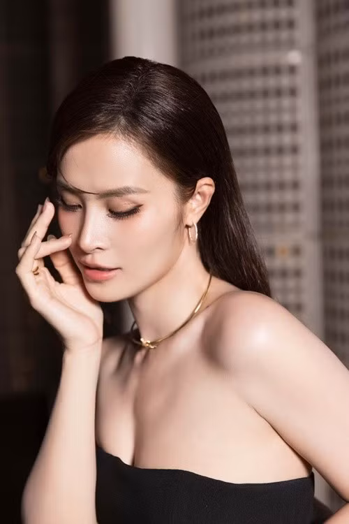 Bà mẹ hai con ăn mặc thời thượng tại các sự kiện. Ảnh: FB Đông Nhi.