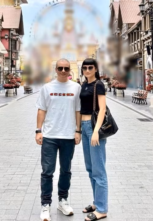 Kha Mỹ Vân chia sẻ dịp Tết năm nay, cô cùng chồng con về Việt Nam đón năm mới. Sau đó, cả gia đình sang Rome (Italy) thăm quê chồng. Do kế hoạch di chuyển bị ảnh hưởng, vợ chồng cô làm việc online, còn con trai – bé Mao Mao – học từ xa. Ảnh: FB Kha Mỹ Vân.﻿