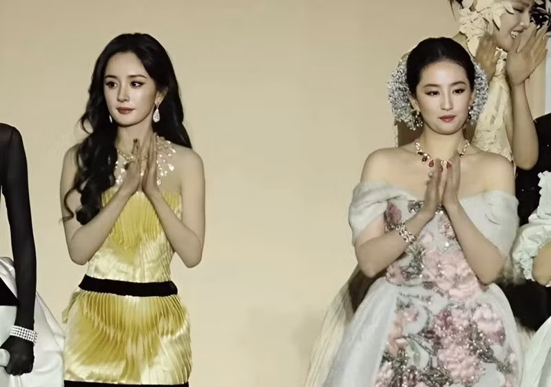 Mới đây, theo Tiền Phong, cùng xuất hiện trong sự kiện của tạp chí Vogue, Dương Mịch và Lưu Diệc Phi gần như không tương tác. Ảnh: Znews.