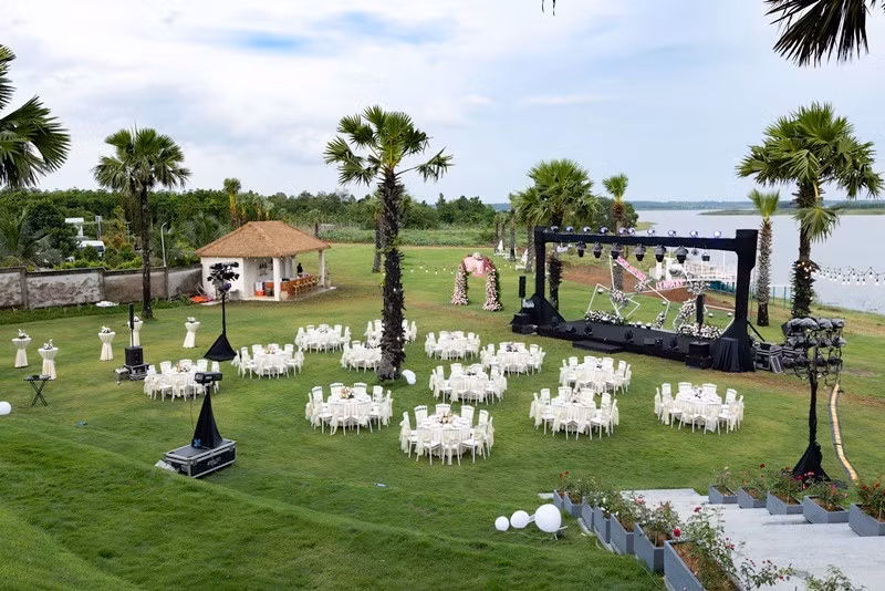 Lý Nhã Kỳ vừa tổ chức tiệc sinh nhật ở resort 10 hecta tại Đồng Nai. Nữ diễn viên đã trang hoàng không gian lộng lẫy. 5 triệu cái bóng đèn đã được thắp sáng rực rỡ khắp khuôn viên. Lý Nhã Kỳ còn chi hàng trăm triệu đồng tiền hoa tươi. Ảnh: Luke Nguyễn.