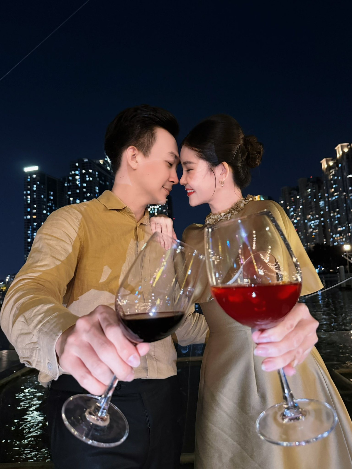 Hoa hậu Ngân Anh khoe loạt ảnh đón giao thừa Tết dương lịch cùng chồng con. Ảnh: FB Ngân Anh.