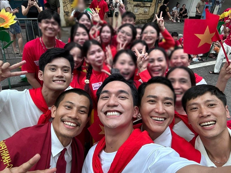 Đỗ Nhật Hoàng, Hứa Vĩ Văn, Hiếu Nguyễn, Lâm Thanh Nhã, Nguyễn Phương Nam, Nguyễn Đình Khang, Lê Hoàng Long đều tham gia buổi sơ duyệt diễu binh, diễu hành ngày 27/8. Ảnh: FB Đỗ Nhật Hoàng.