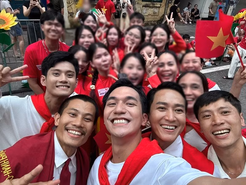 Đỗ Nhật Hoàng, Hứa Vĩ Văn, Hiếu Nguyễn, Lâm Thanh Nhã, Nguyễn Phương Nam, Nguyễn Đình Khang, Lê Hoàng Long đều tham gia buổi sơ duyệt diễu binh, diễu hành ngày 27/8. Ảnh: FB Đỗ Nhật Hoàng.