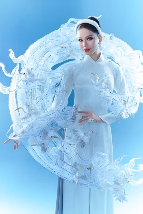 Đại diện Việt Nam mang đến cuộc thi bộ trang phục Ước mơ cánh cò của nhà thiết kế Ngô Mạnh Đông Đông ở phần thi Trang phục dân tộc.