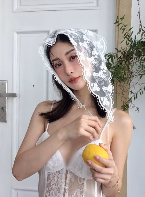 Sau khi nâng ngực vào năm 2018, Jun Vũ theo đuổi phong cách thời trang gợi cảm thay vì ngọt ngào, trong sáng như trước. Ảnh: FB Jun Vũ.