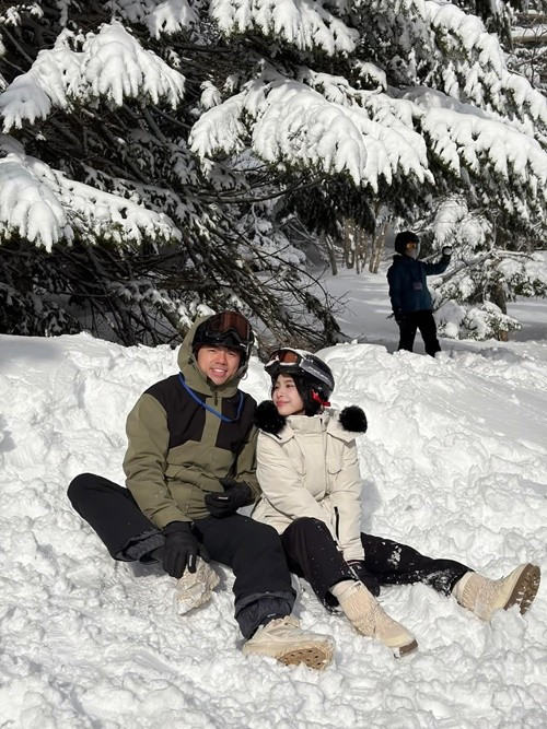 Mở đầu năm 2026, ca nương Kiều Anh cùng ông xã Quỳnh Văn chọn Hokkaido (Nhật Bản) cho chuyến du lịch đầu tiên trong năm. Ảnh: Instagram Quỳnh Văn.