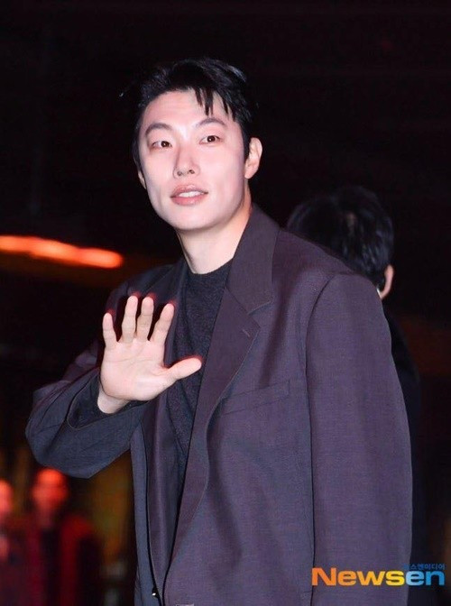 Theo Tiền Phong, dàn khách mời đám cưới còn gồm ca sĩ V (nhóm BTS), Joo Hyuk, Ryu Jun Yeol, Ahn Bo Hyun, Doh Kyung Soo, Uhm Jung Hwa, Kim Tae Ri, Gong Hyo Jin. Ảnh: Tiền Phong.