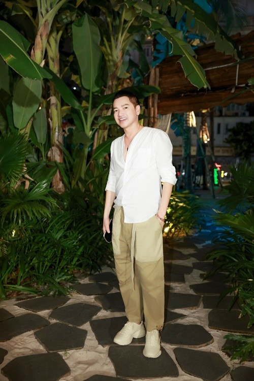 Ở tuổi 67, Quang Minh vẫn phong độ. Nam diễn viên chia sẻ trên Vietnamnet, anh khá 'điệu', thích ăn diện, mặc áo họa tiết rực rỡ, chăm thoa kem, đánh phấn, mỗi tuần đi spa 1 lần.