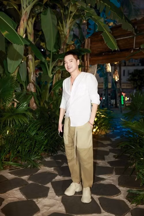 Ở tuổi 67, Quang Minh vẫn phong độ. Nam diễn viên chia sẻ trên Vietnamnet, anh khá 'điệu', thích ăn diện, mặc áo họa tiết rực rỡ, chăm thoa kem, đánh phấn, mỗi tuần đi spa 1 lần.