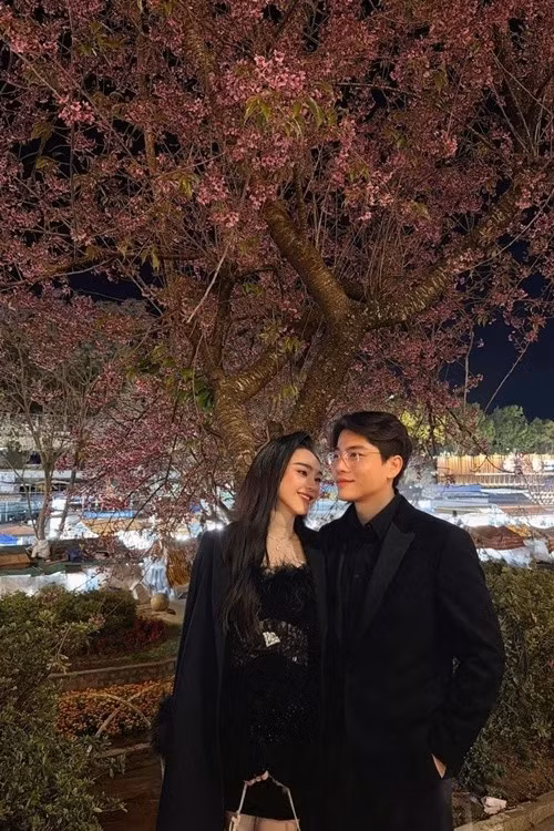 Ngoài ca hát, Bá Thành còn sáng tác nhạc. Anh sở hữu vóc dáng cao ráo và gương mặt điển trai.