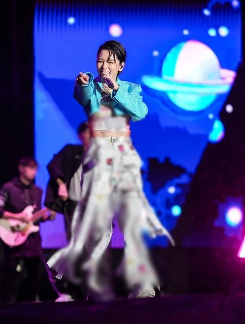 Nữ ca sĩ, diễn viên nổi tiếng Trung Quốc Từ Nhược Tuyên biểu diễn trong đêm giao thừa. Cô viết trên trang cá nhân: "Tôi rất biết ơn và hạnh phúc khi được ở bên mọi người vào ngày cuối cùng của năm 2025. Tôi hy vọng tất cả mọi người ở đây và khán giả đang xem chương trình qua màn hình cũng đều hạnh phúc!". Ảnh: Instagram Từ Nhược Tuyên.